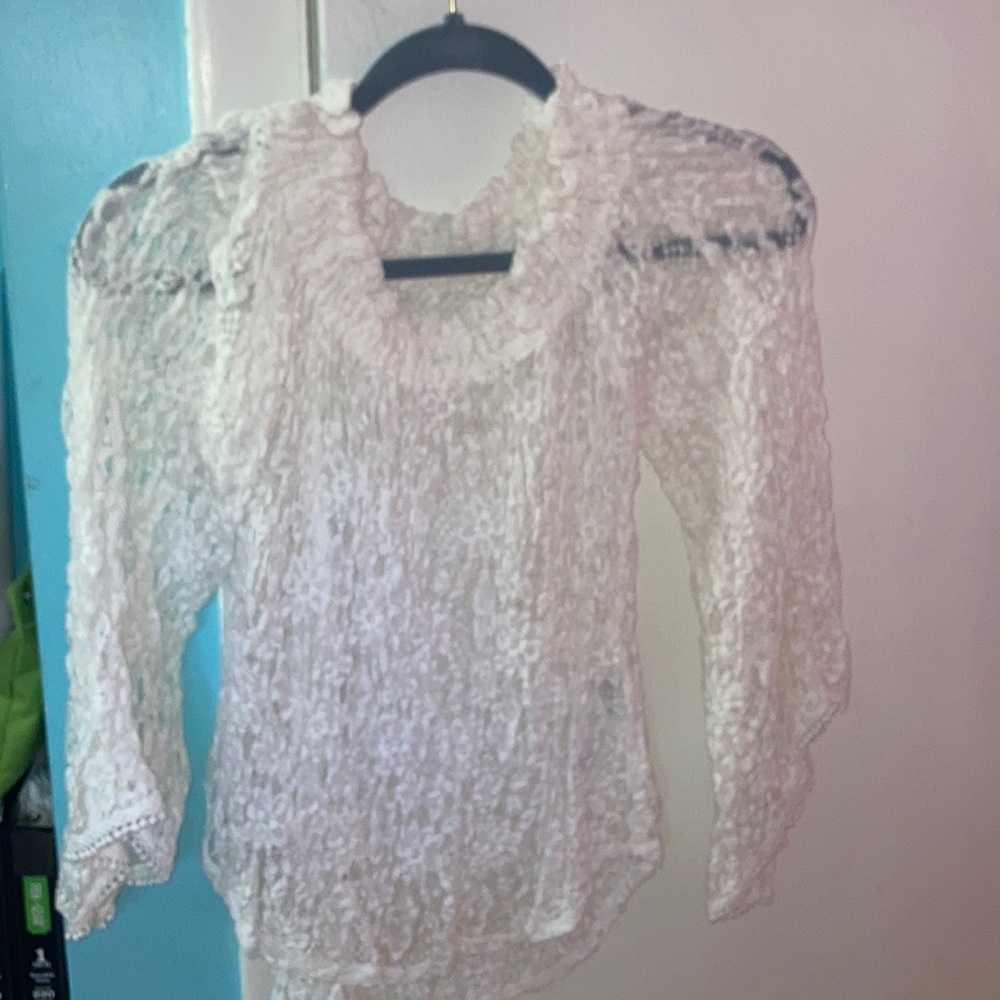 White top with long sleeves with lace